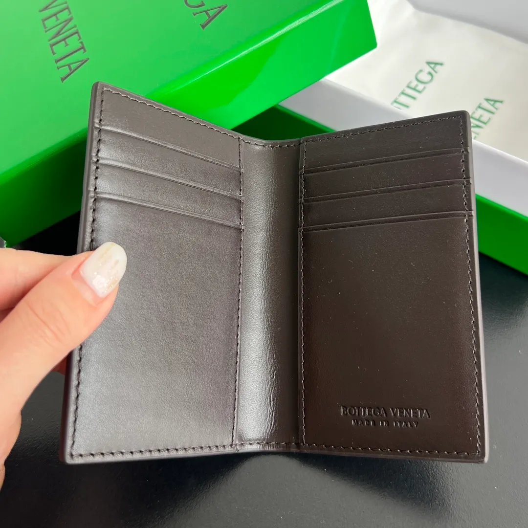 B's new big card holder 649602 is an essential carry-on for everyone. The body of the bag is made of cowhide and has a smooth texture. It has 6 card slots. There is also a compartment in the middle to put some money. It is a very lightweight card holder. Nowadays, the bags we carry are getting smaller and smaller. One card holder can satisfy them all. There are also many color options. There is always one you like. Size: 11x7.5 p496